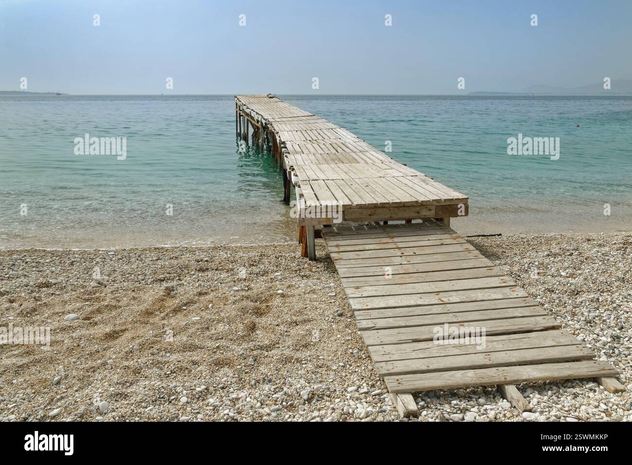Vieille jetée en bois sur la plage de Krouzeri, baie de Nissaki, Corfou, Grèce, mai. Banque D'Images