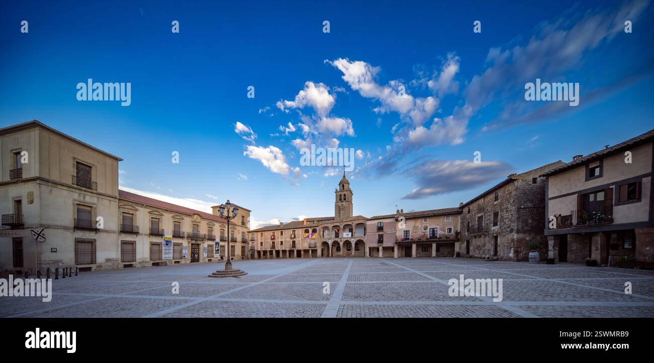 Les visiteurs se promènent dans la paisible Plaza Mayor de Medinaceli, Soria, profitant de l'atmosphère paisible et de l'architecture étonnante. Banque D'Images