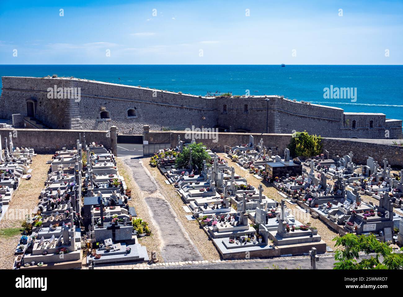 Explorez le paisible cimetière Marin à Sète, où les tombes surplombent la mer Méditerranée, riche en histoire et en culture. Banque D'Images