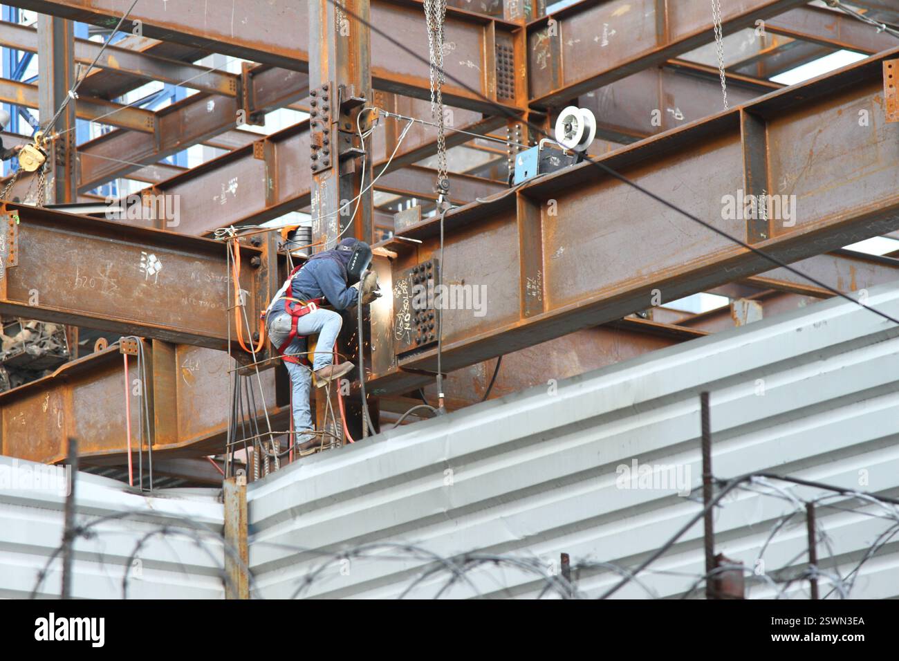 Mexico, Mexique- 06.15.2017 : soudeur travaillant dans une construction. Emplois risqués. Banque D'Images