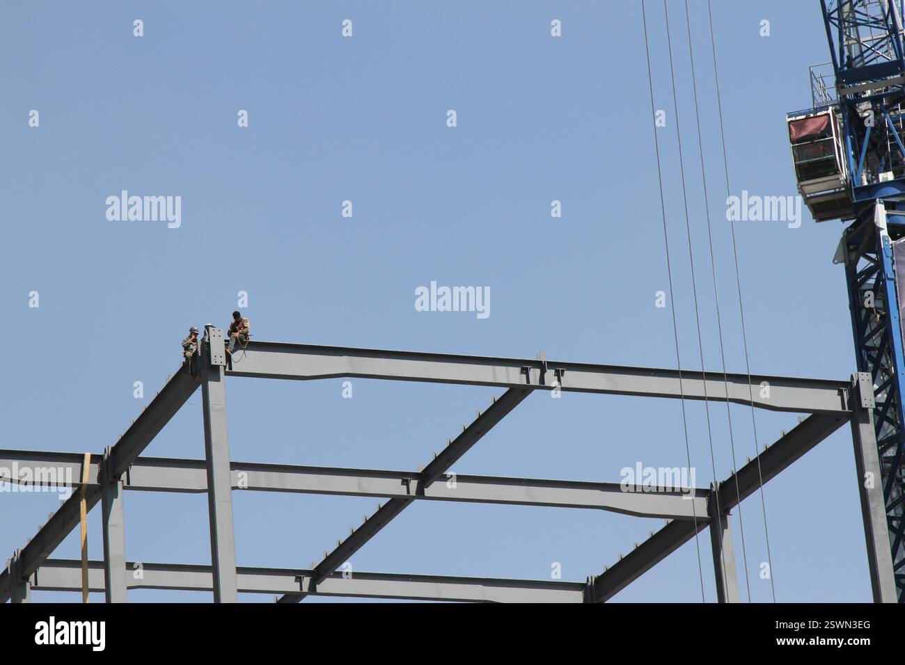 Mexico, Mexique- 06.15.2017 : deux ouvriers de la construction faisant une pause dans les hauteurs. Banque D'Images