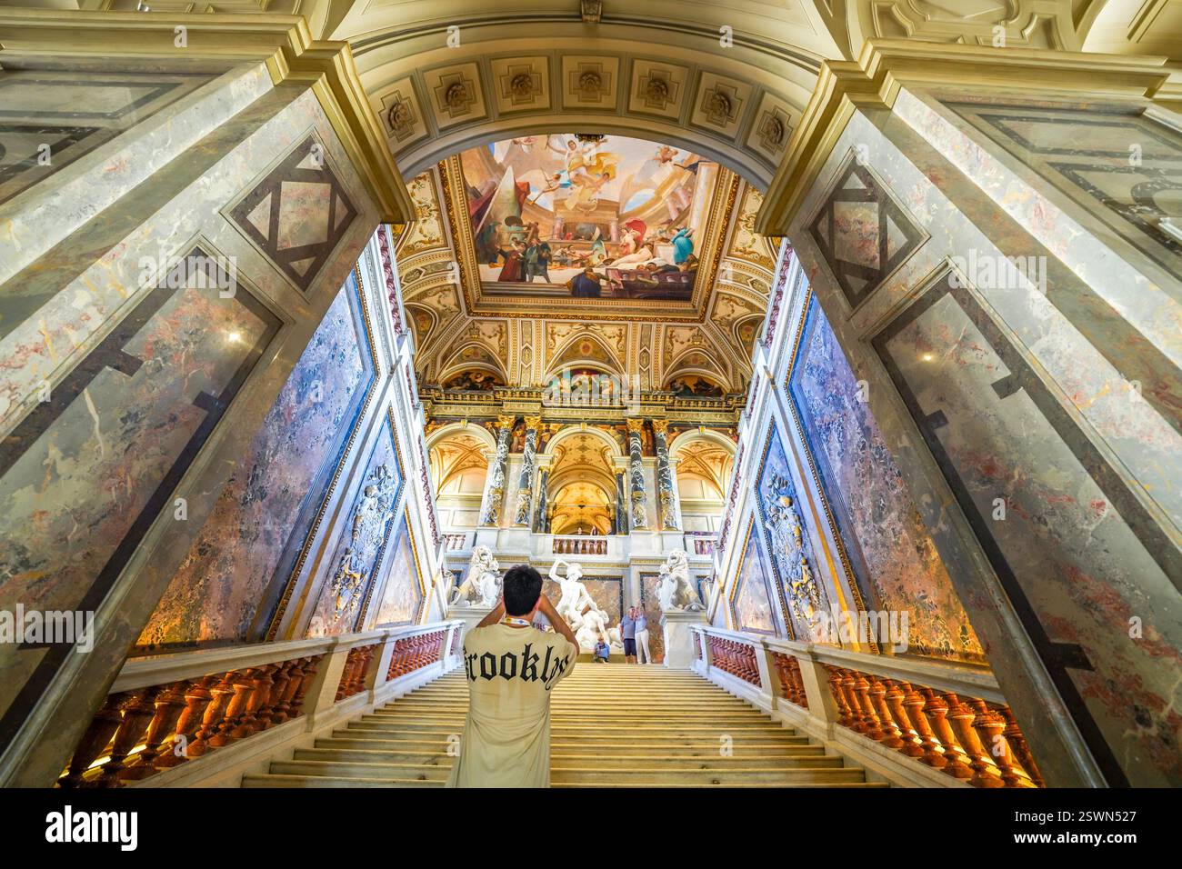 À l'intérieur du musée d'art de Vienne, Kunsthistorisches Museum ou KHM en Autriche. Intérieur du musée d'art avec hall d'entrée et grand escalier avec des peintures célèbres Banque D'Images