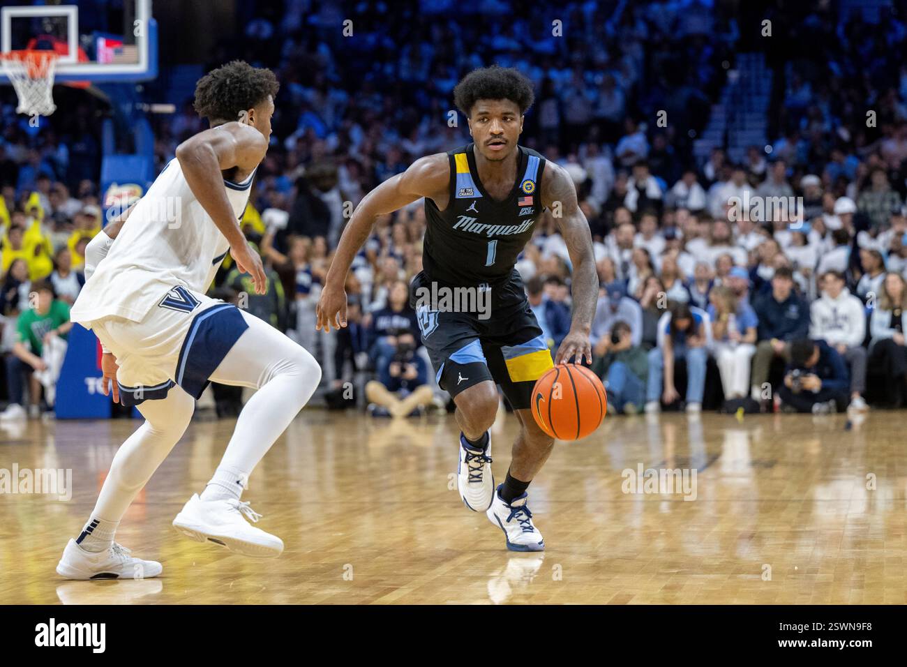 PHILADELPHIA, PA - FEBRUARY 21: Marquette Golden Eagles guard Kam Jones (1) dribbles the ball during the game between the Villanova University Wildcats and the Marquette University Golden Eagles on February 21st, 2015 at the Wells Fargo Center in Philadelphia, PA. (Photo by Terence Lewis/Icon Sportswire) (Icon Sportswire via AP Images) Banque D'Images