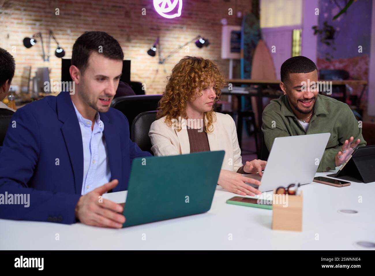 Responsables marketing travaillant sur des ordinateurs portables dans un bureau moderne Banque D'Images