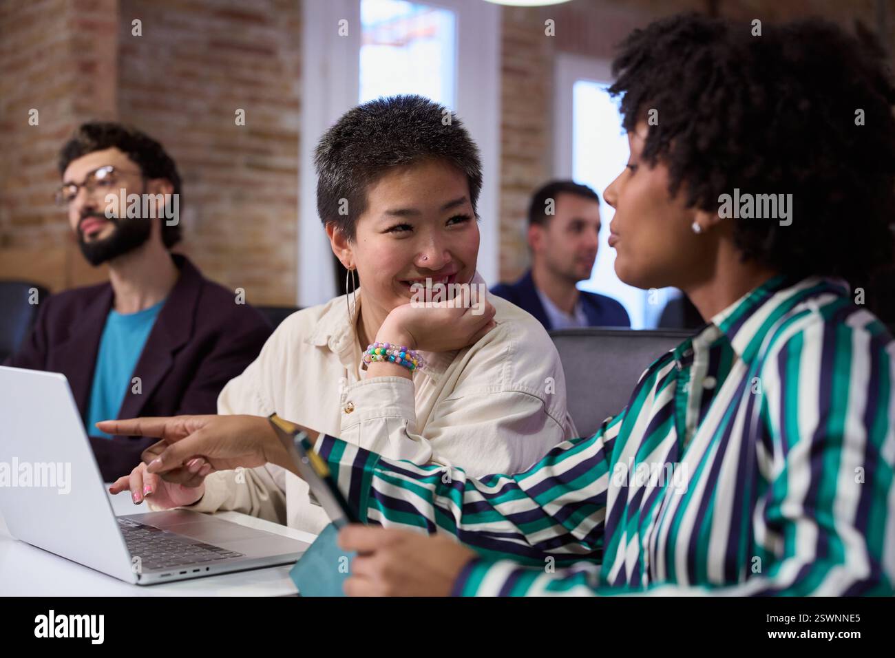 Femmes d'affaires collaborant sur ordinateur portable dans la réunion de bureau créative Banque D'Images