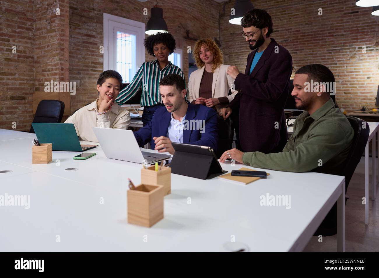 Professionnels du marketing collaborant sur le projet dans le bureau moderne Banque D'Images