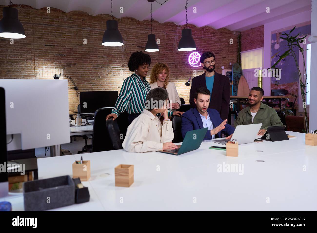 Professionnels du marketing collaborant sur le projet dans le bureau moderne Banque D'Images
