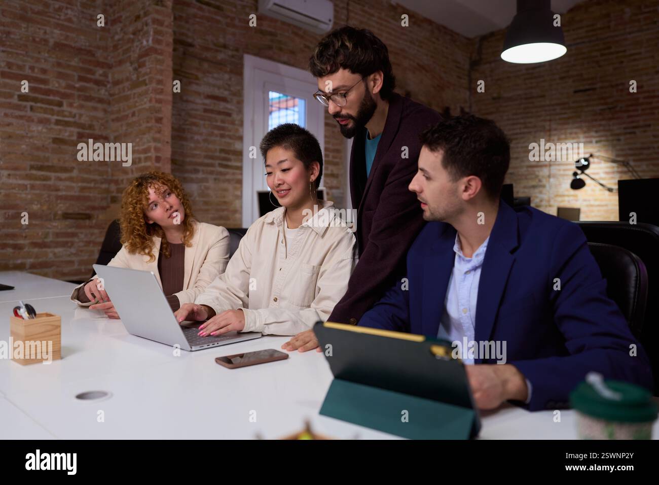 Équipe d'affaires collaborant sur ordinateur portable dans le bureau moderne Banque D'Images