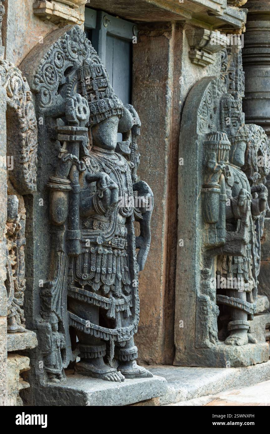 Idoles magnifiquement sculptées des divinités hindoues sur le temple Chinnakeshwa, temple Shiva du 12ème siècle, Mosale, Hassan, Karnataka, Inde. Banque D'Images