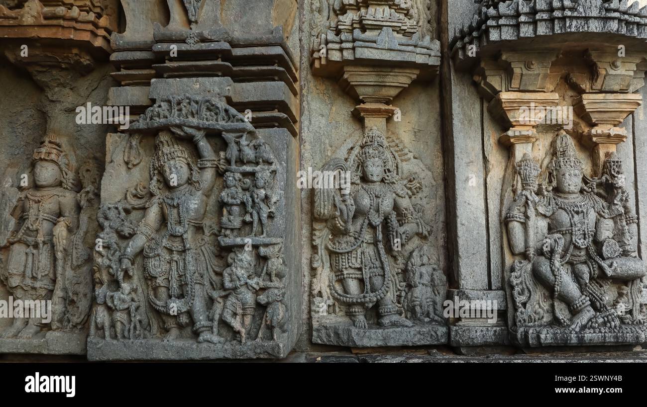 Idoles magnifiquement sculptées des divinités hindoues sur le temple Chinnakeshwa, temple Shiva du 12ème siècle, Mosale, Hassan, Karnataka, Inde. Banque D'Images