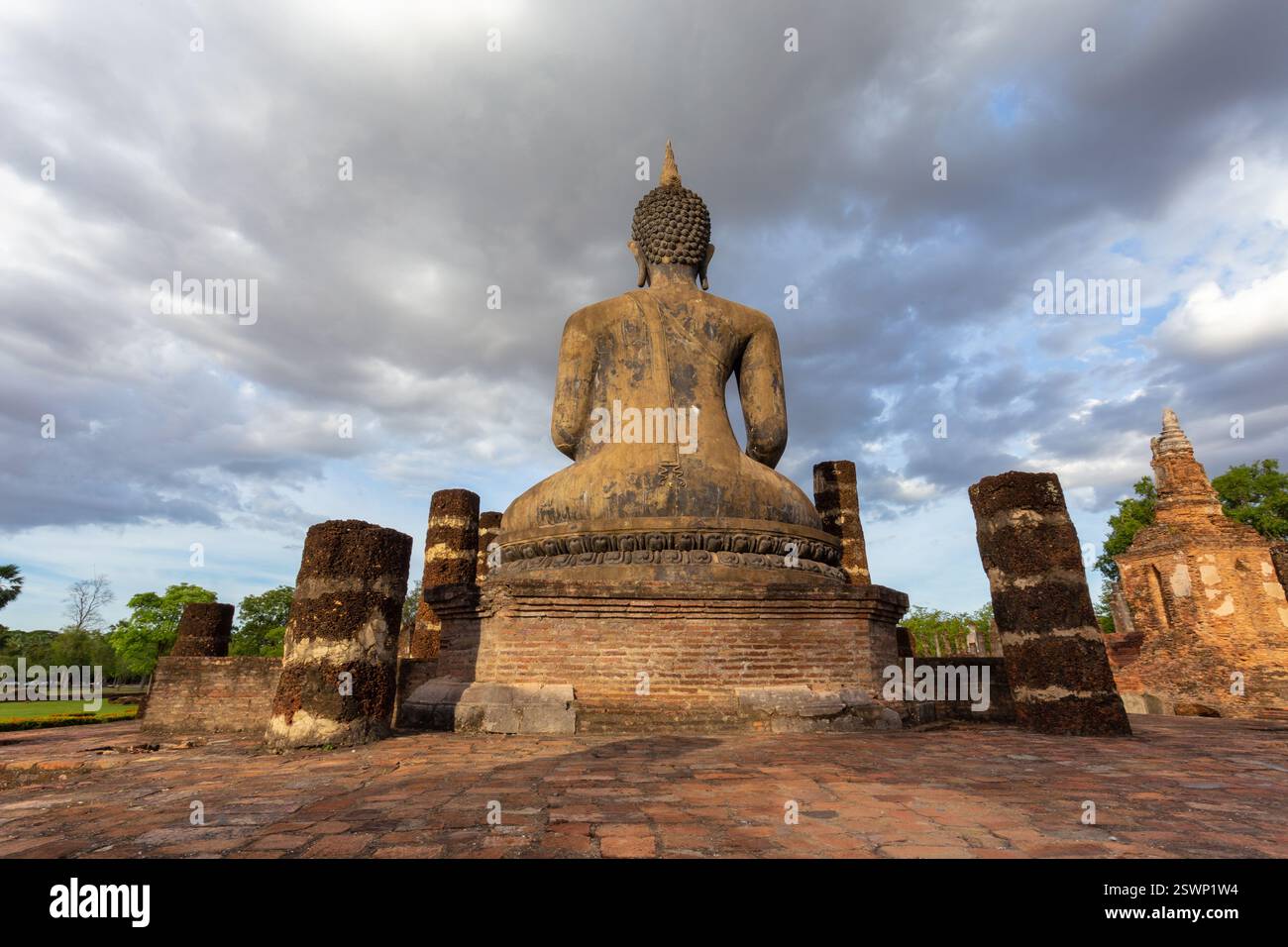 Le parc historique de Sukhothai est un endroit magnifique et précieux avec plus de 700 ans d'histoire en Thaïlande. Il abrite de nombreux sites antiques précieux Banque D'Images
