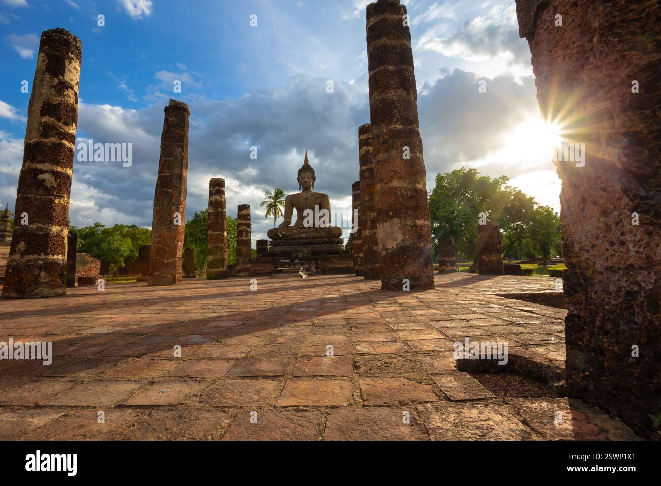 Le parc historique de Sukhothai est un endroit magnifique et précieux avec plus de 700 ans d'histoire en Thaïlande. Il abrite de nombreux sites antiques précieux Banque D'Images