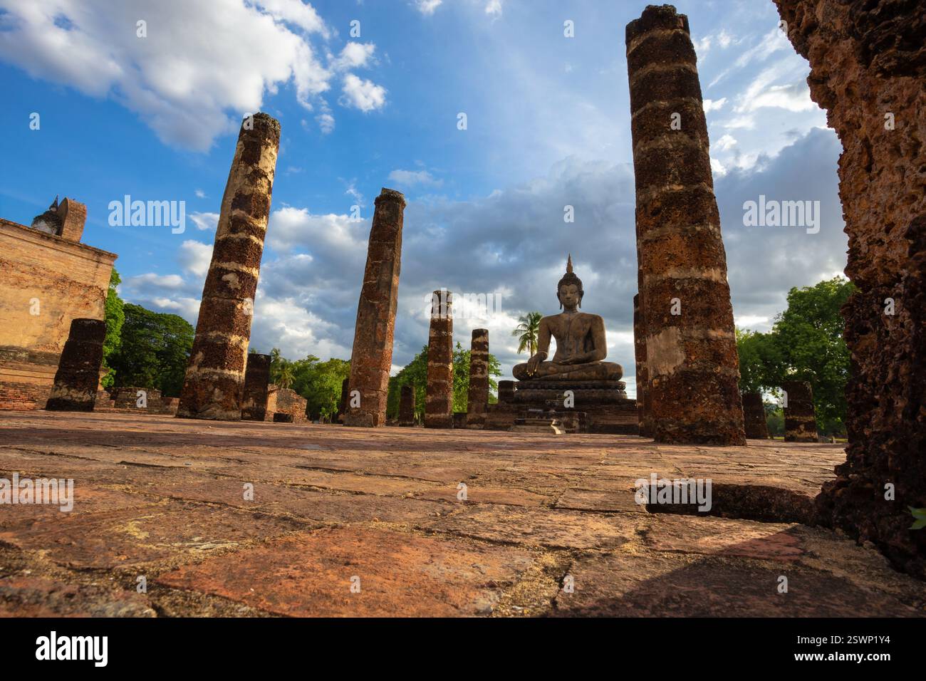 Le parc historique de Sukhothai est un endroit magnifique et précieux avec plus de 700 ans d'histoire en Thaïlande. Il abrite de nombreux sites antiques précieux Banque D'Images