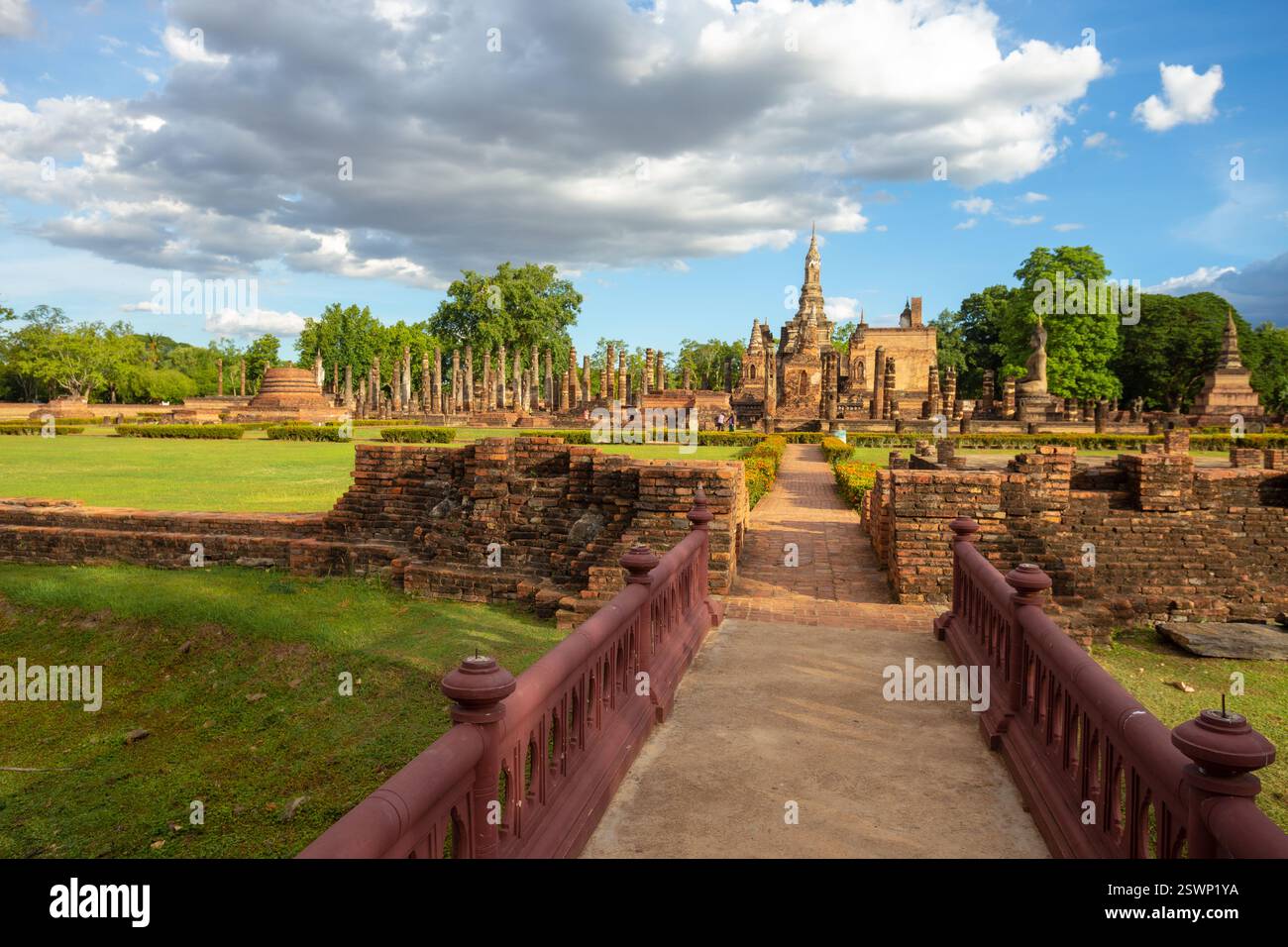 Le parc historique de Sukhothai est un endroit magnifique et précieux avec plus de 700 ans d'histoire en Thaïlande. Il abrite de nombreux sites antiques précieux Banque D'Images