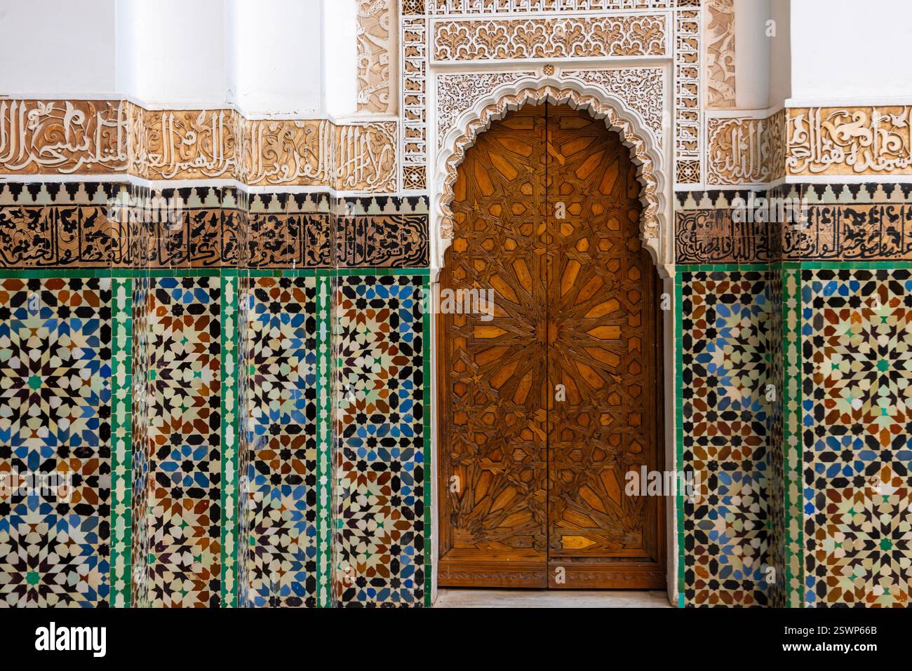Madrasa Ben Youssef est une école coran du XVIe siècle à Marrakech avec salle de prière et cours décorées avec des carreaux et du bois sculpté. Banque D'Images