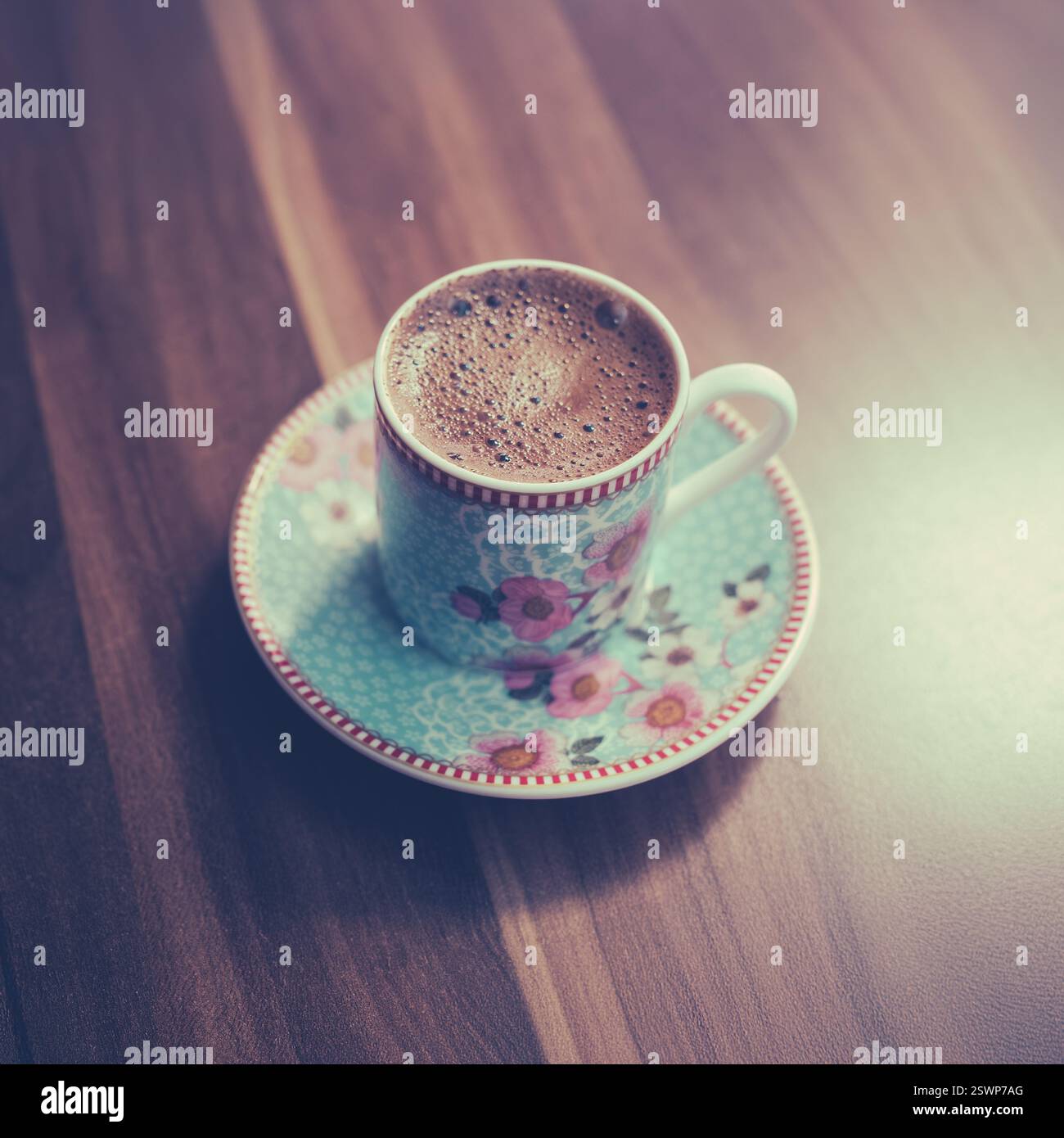 Une petite tasse de café turc fort dans Une petite tasse décorative sur Une table en bois Banque D'Images