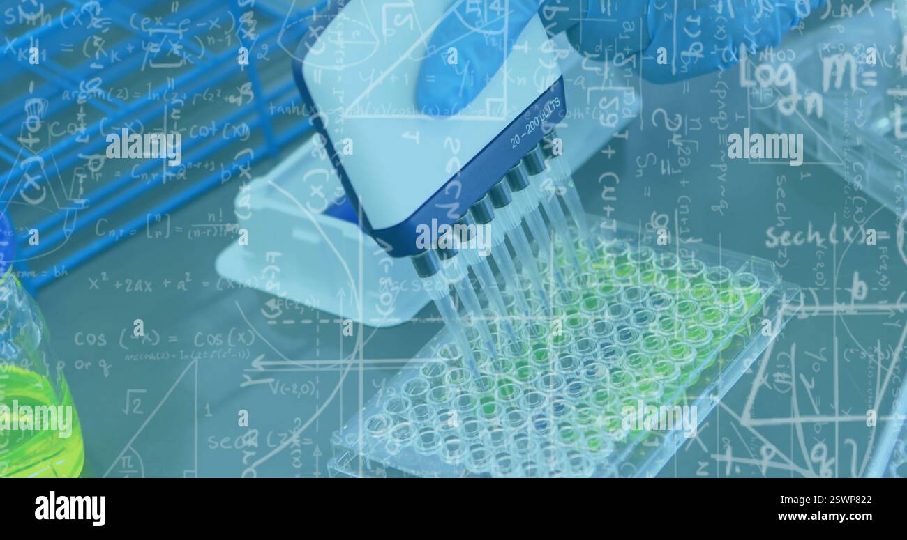 Pipetage de liquide dans les puits, équations scientifiques sur l'équipement de laboratoire Banque D'Images