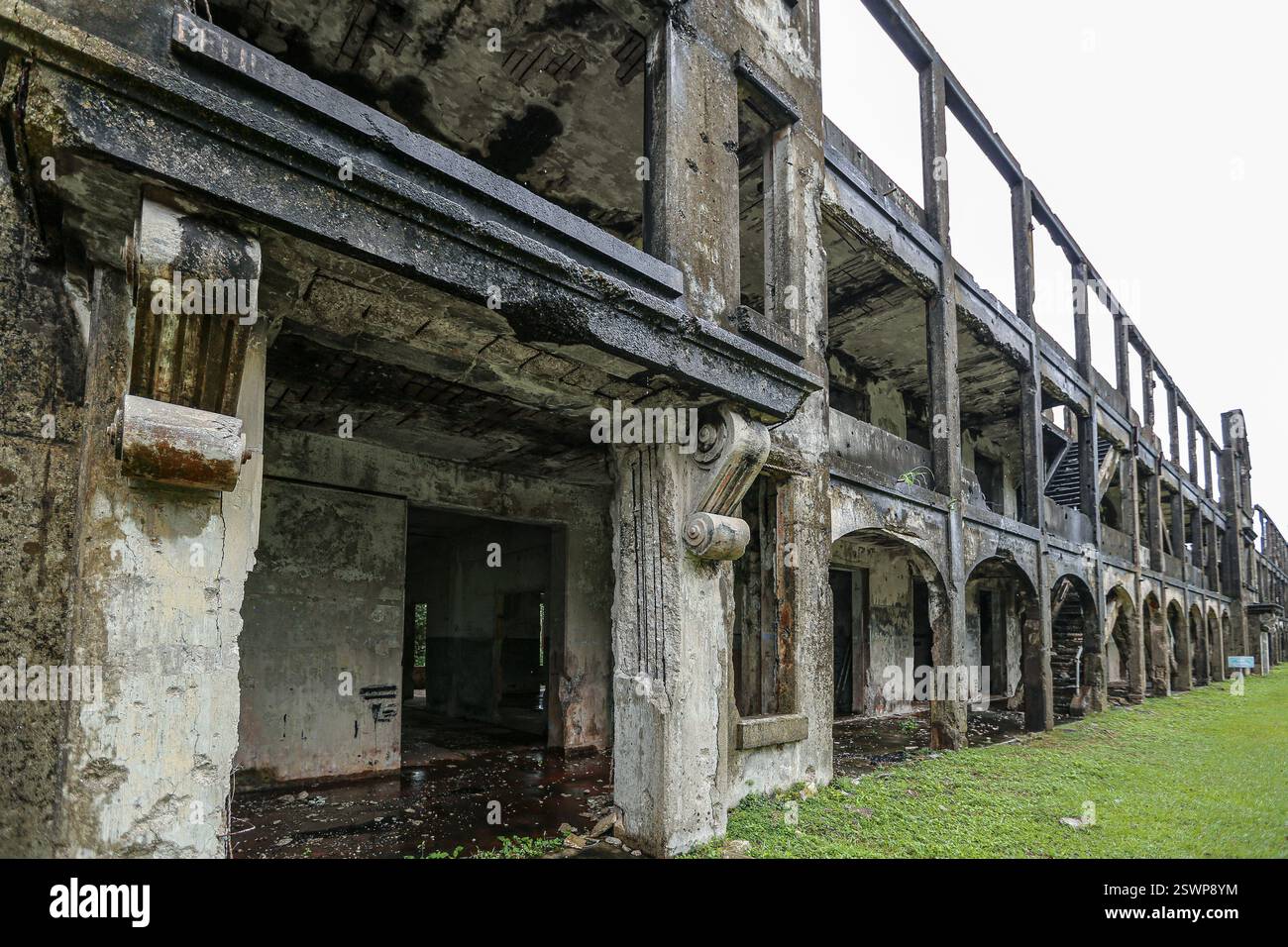 Cavite, Philippines. 22 février 2025. Les ruines de la caserne Mile long seraient les plus longues casernes militaires du monde. Il y a 80 ans, février 1945 : la bataille de Corregidor, un événement charnière dans la guerre Asie-Pacifique. L'île fortifiée protégeant la baie de Manille avait été occupée par les forces japonaises depuis la dernière capitulation des troupes américaines et philippines en 1942, faisant de Fort Mills un symbole majeur en tant que dernier avant-poste asiatique à tomber aux mains de l'ennemi dans les premiers stades de la guerre. Depuis lors, les États-Unis et le général MacArthur lui-même avaient fait de la reprise du Rocher un objectif militaire de premier plan. Crédit : Kevin Izorce/Alamy Live News Banque D'Images