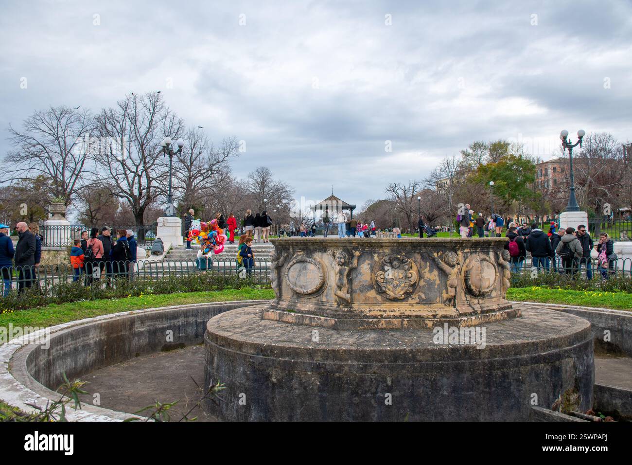 corfou, corfou, Grèce. 16 février 2025 : fontaine ancienne dans un parc à Athènes, Grèce. Banque D'Images