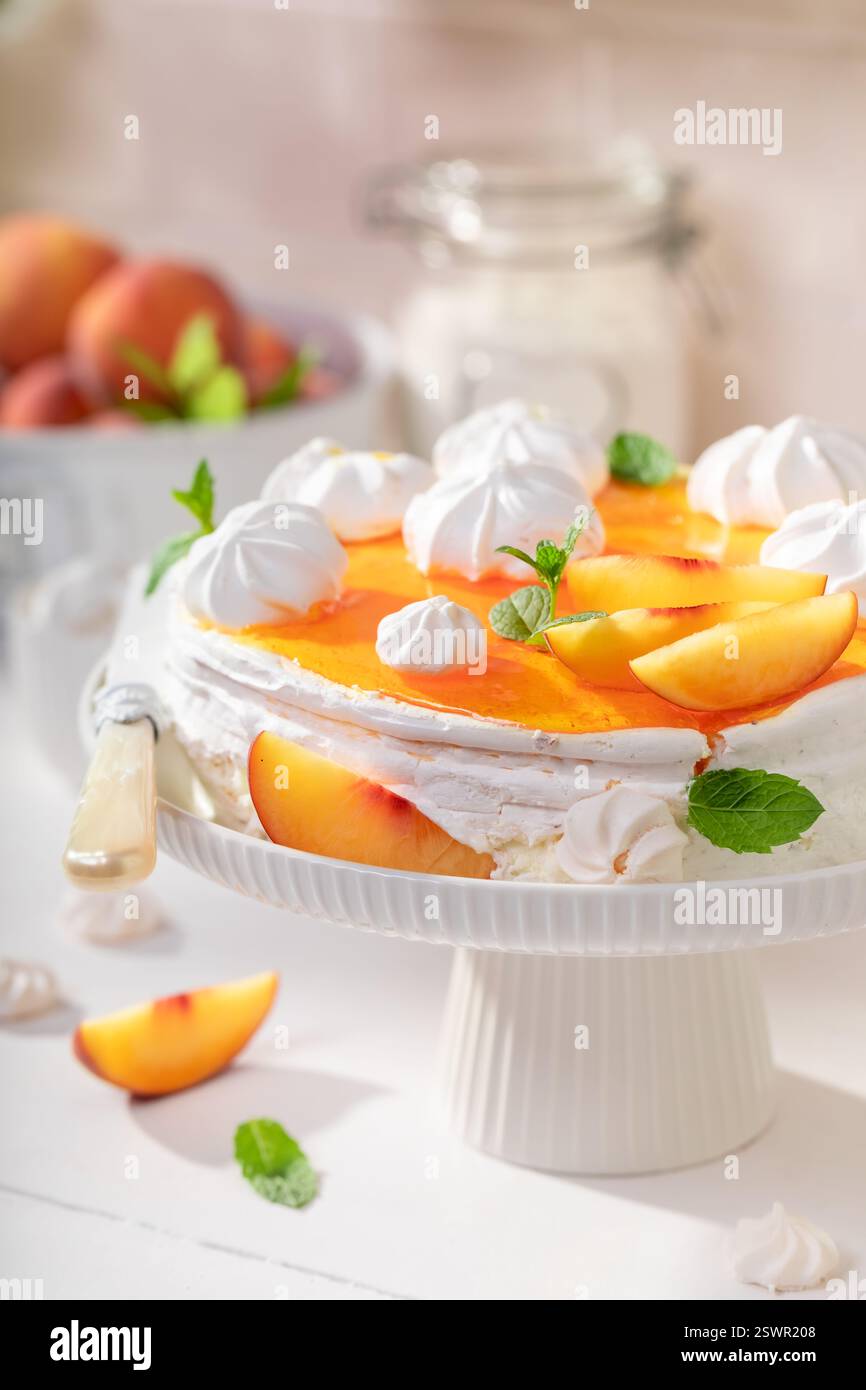 Meringue de pêche maison servie en dessert pour le printemps. Meringue de pêche à base de crème et de fruits. Banque D'Images