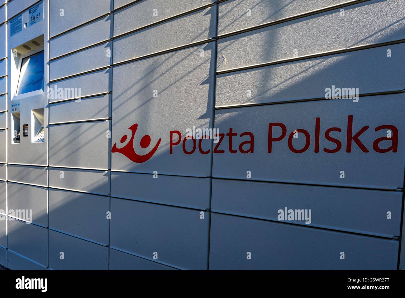 Czestochowa / Pologne - 22 février 2025 : Nouveau casier à colis de Poczta Polska à Orkana Street à Czestochowa, nouveau réseau de casiers à colis en Pologne Banque D'Images