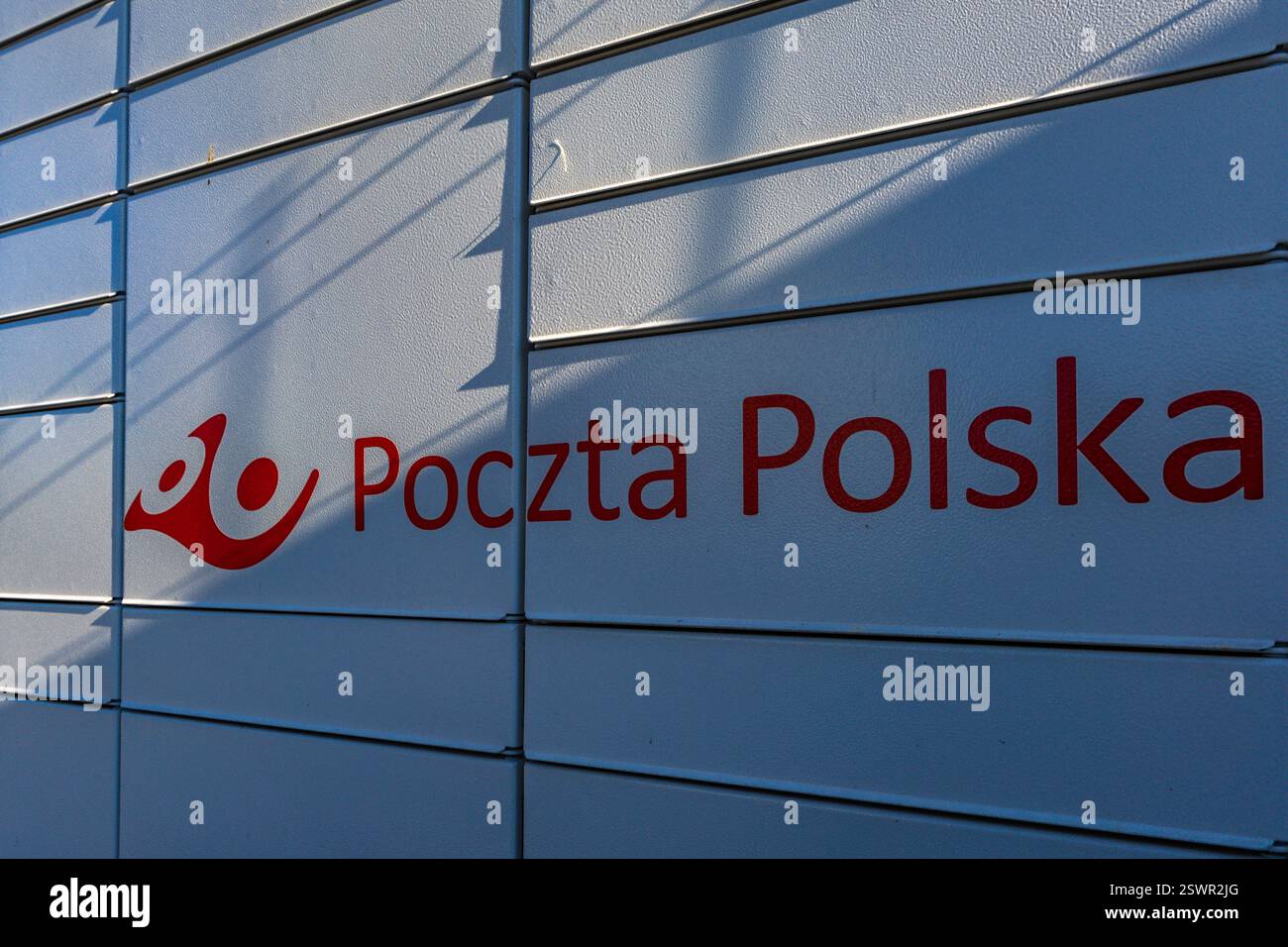 Czestochowa / Pologne - 22 février 2025 : Nouveau casier à colis de Poczta Polska à Orkana Street à Czestochowa, nouveau réseau de casiers à colis en Pologne Banque D'Images