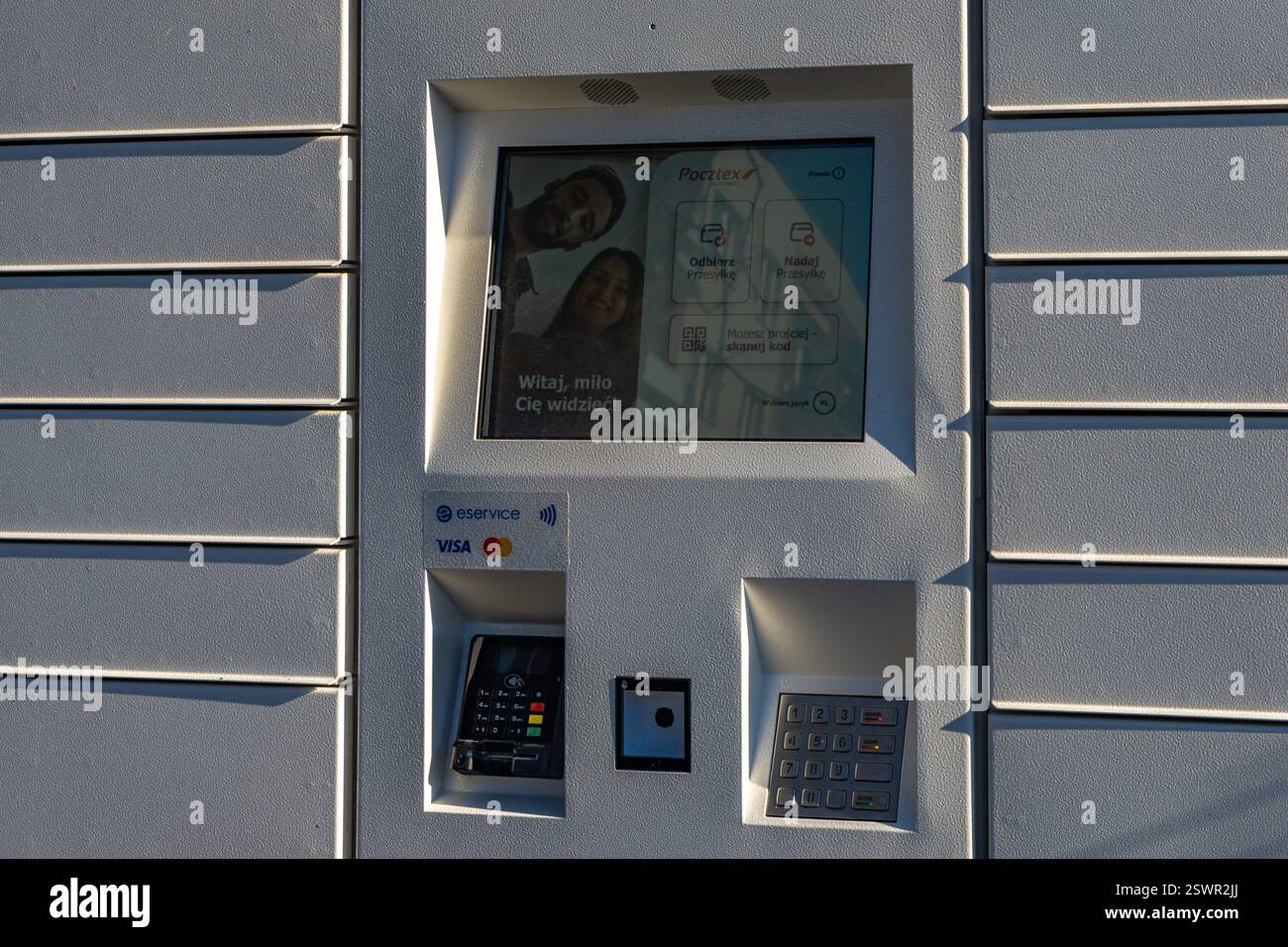 Czestochowa / Pologne - 22 février 2025 : Nouveau casier à colis de Poczta Polska à Orkana Street à Czestochowa, nouveau réseau de casiers à colis en Pologne Banque D'Images