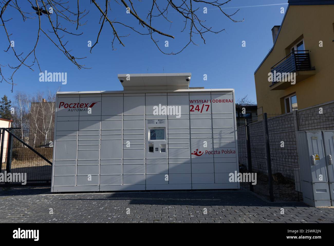 Czestochowa / Pologne - 22 février 2025 : Nouveau casier à colis de Poczta Polska à Orkana Street à Czestochowa, nouveau réseau de casiers à colis en Pologne Banque D'Images