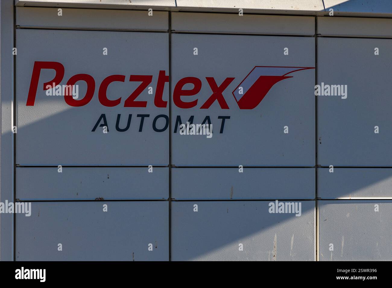 Czestochowa / Pologne - 22 février 2025 : Nouveau casier à colis de Poczta Polska à Orkana Street à Czestochowa, nouveau réseau de casiers à colis en Pologne Banque D'Images