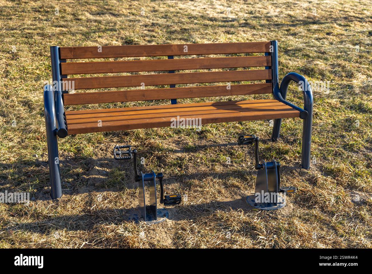 Banc d'exercice moderne dans le parc, banc avec pédales pour tourner, simulateur de cyclisme, équipement d'exercice Banque D'Images