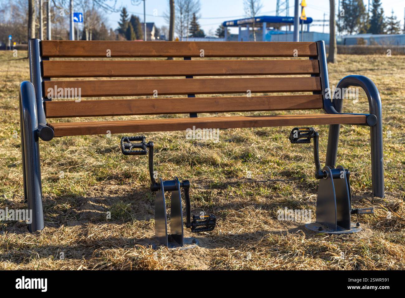 Banc d'exercice moderne dans le parc, banc avec pédales pour tourner, simulateur de cyclisme, équipement d'exercice Banque D'Images