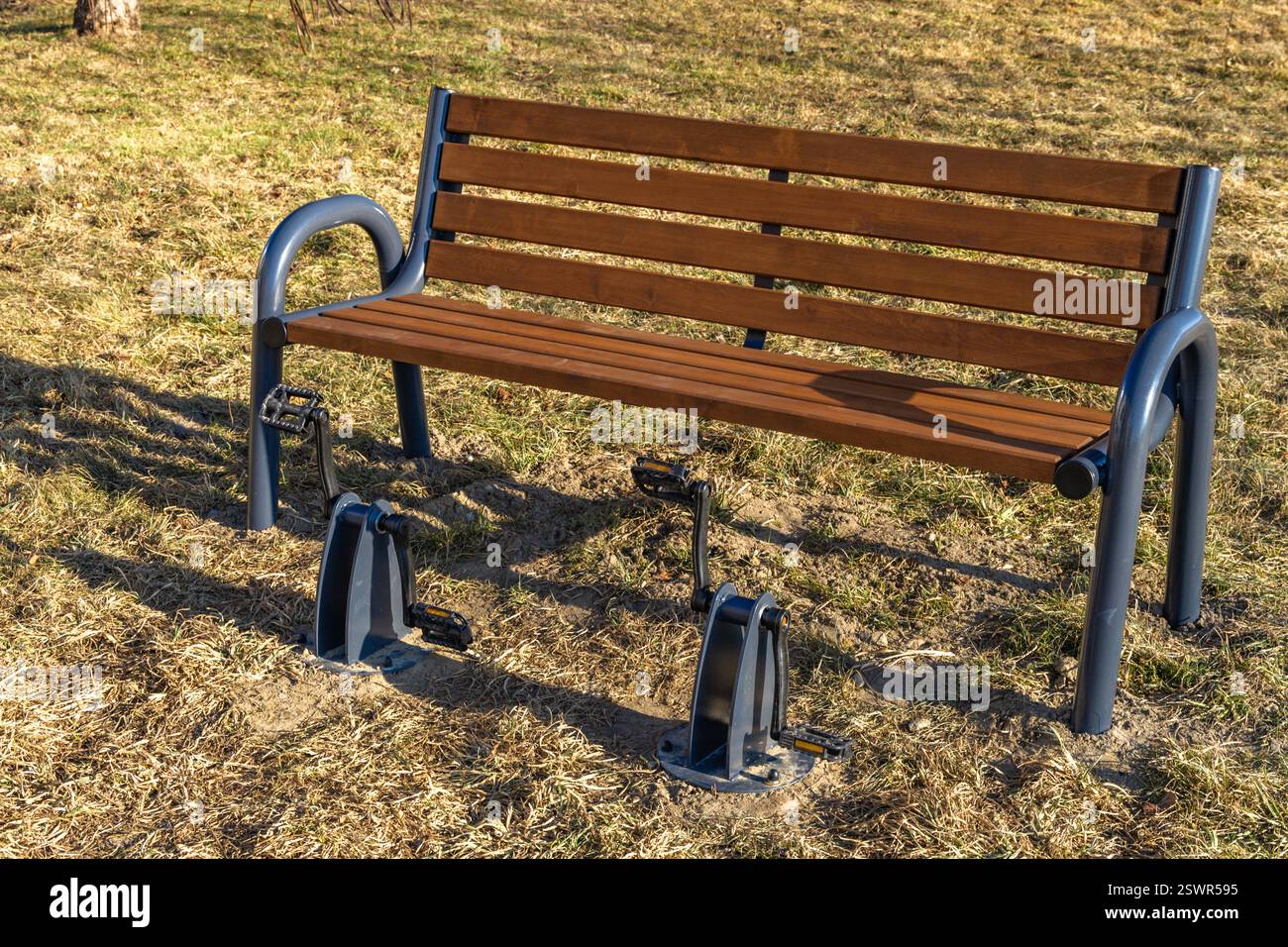 Banc d'exercice moderne dans le parc, banc avec pédales pour tourner, simulateur de cyclisme, équipement d'exercice Banque D'Images