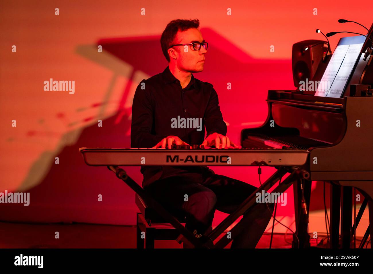 Édimbourg, Écosse. Vendredi 21 février 2025. Le groupe classique contemporain plus-MINUS ensemble se produit au Reid concert Hall de l'Université d'Édimbourg lors du concert final de la semaine du son de l'UNESCO 2025. Le programme comprenait la première mondiale de « Mirror-shift » du Dr Martin Parker, l’arrangement de Mark Knoop de « Cobbled section after Cobbled section » de Laurence Crane et la première de l’arrangement du compositeur américain Aaron Wyanski de « variations for Orchestra » d’Arnold Schoenberg. Banque D'Images