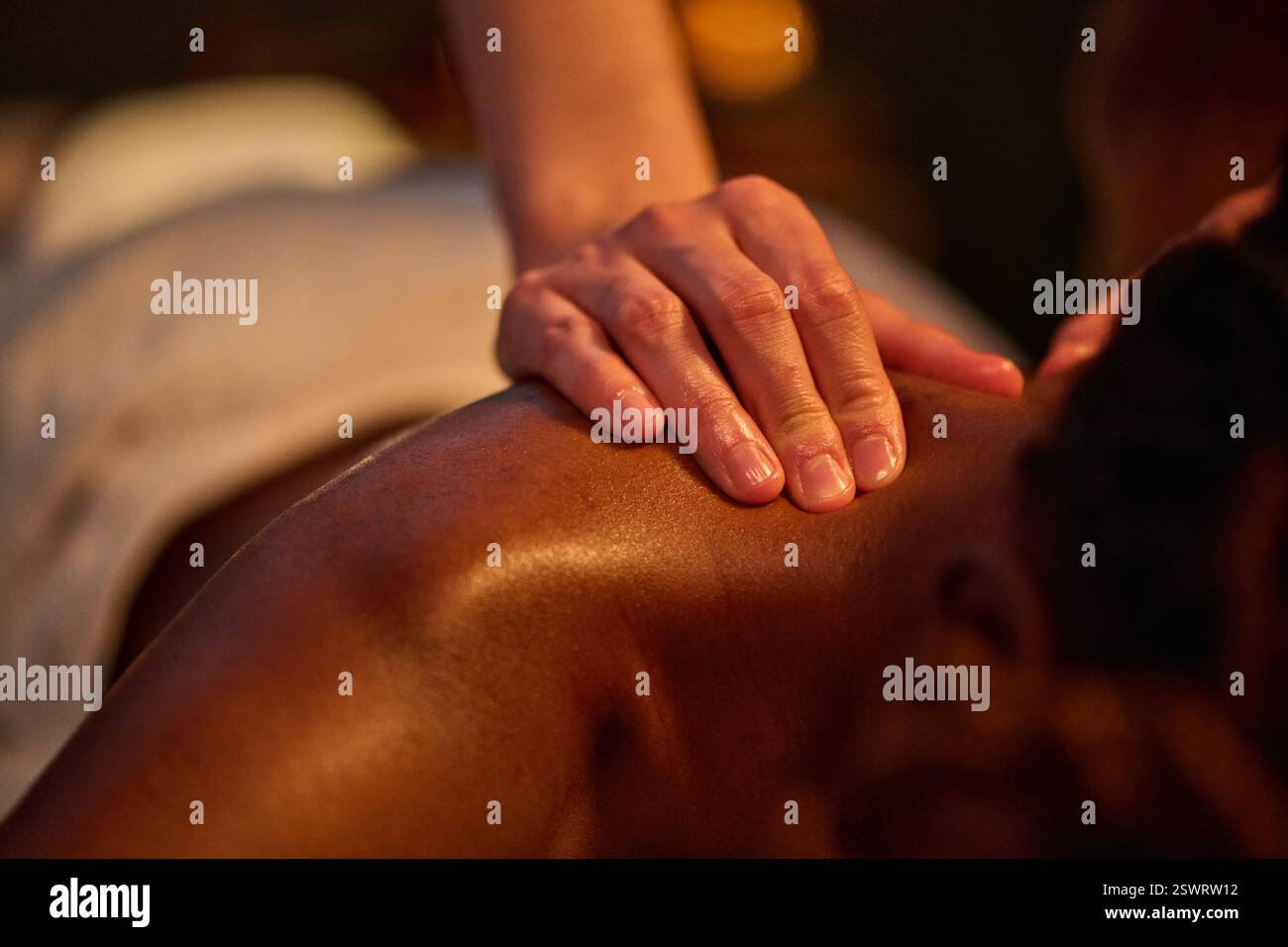 Gros plan moyen de la main féminine méconnaissable faisant massage profond de l'épaule féminine Banque D'Images