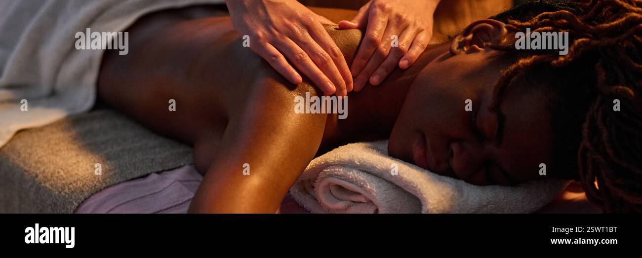 Bannière de site Web avec massage relaxant afro-américain du dos au spa Banque D'Images