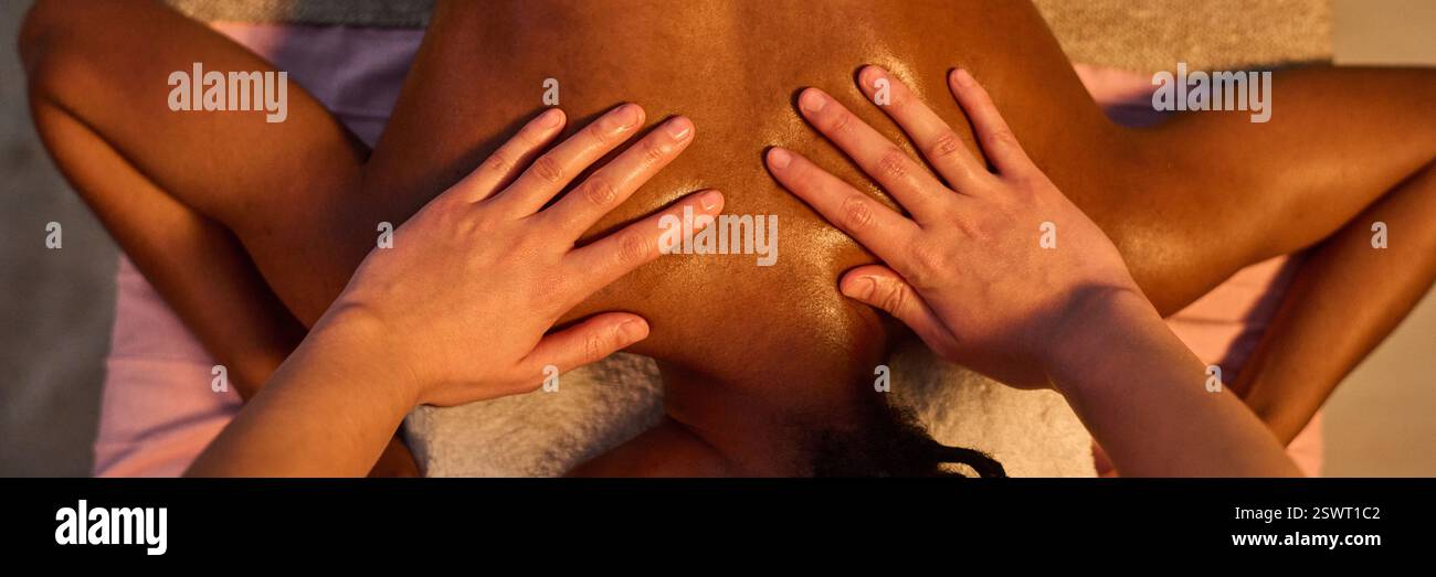 Bannière de site Web avec des mains féminines méconnaissables pétrissant les épaules de la femme afro-américaine Banque D'Images