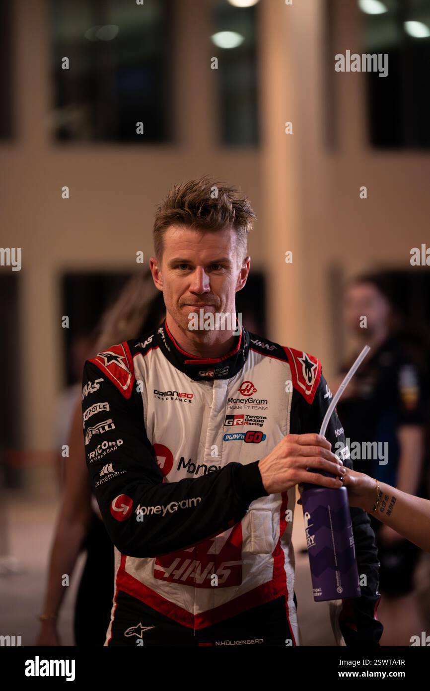 Nico Hülkenberg d'Allemagne et Haas, dans le paddock pendant la journée de course de formule 1 Etihad Airways Abu Dhabi Grand Prix 2024 à Yas Marina Banque D'Images