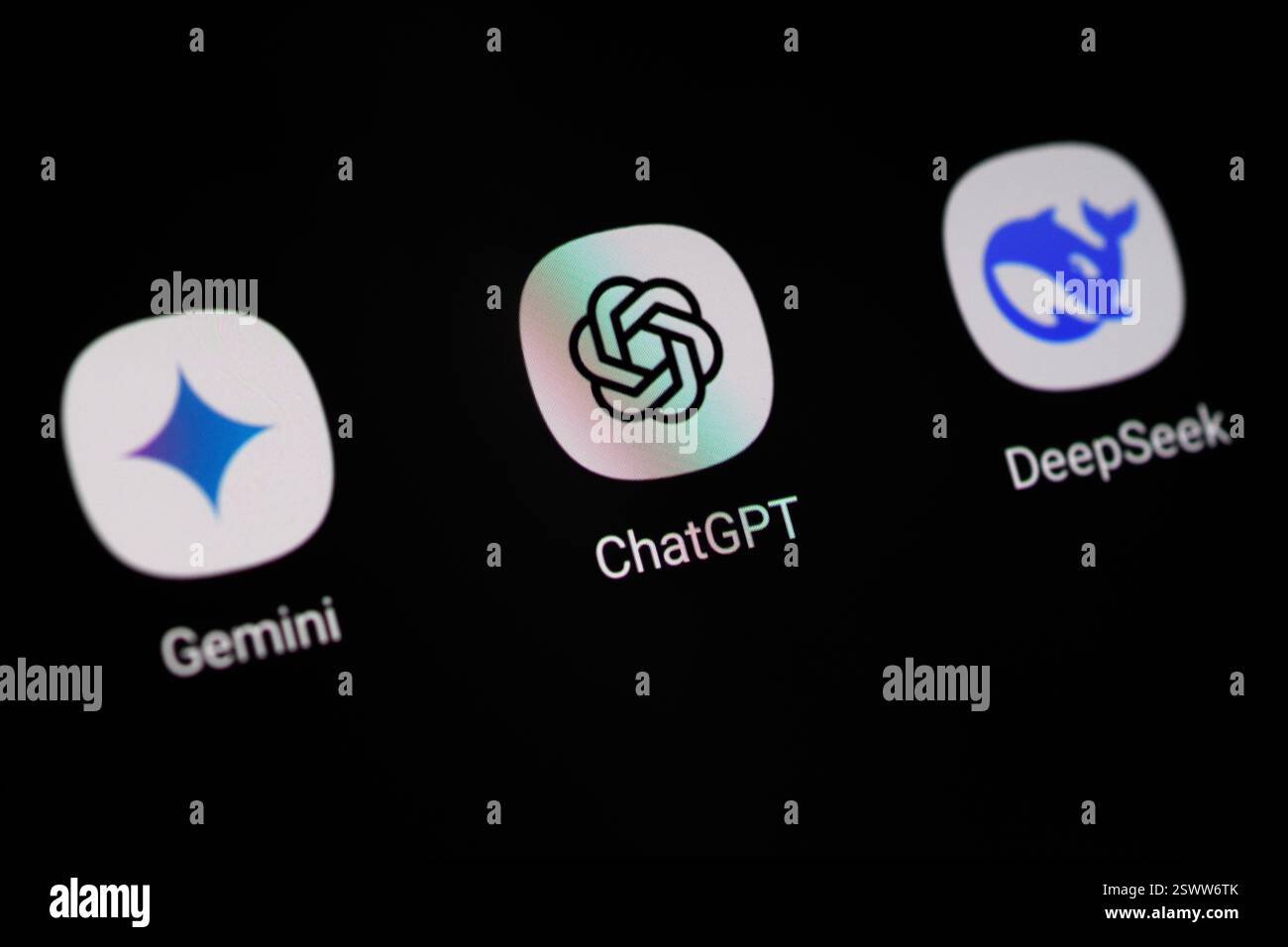 Lviv, Ukraine 22 février 2025. Dans cette illustration photo, un logo ChatGPT, Gemini et DeepSeek est affiché sur un smartphone. Banque D'Images
