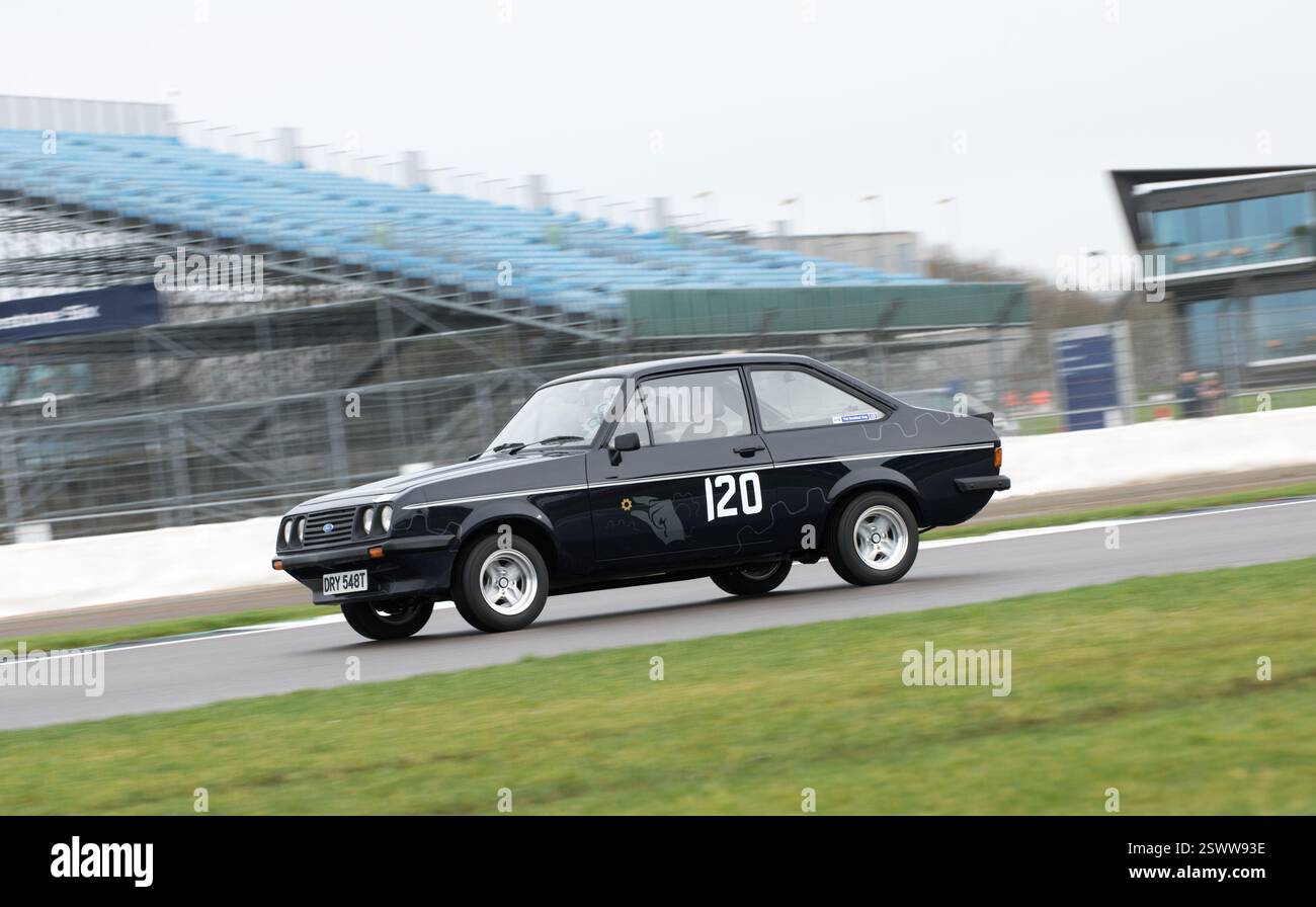 Trophée V.S.C.C. Pomeroy. Les voitures anciennes d'avant-guerre rivalisent avec les voitures plus récentes, Silverstone Grand Prix circuit, Silverstone circuit, Towcester, Northamptonshire, Angleterre, ROYAUME-UNI. 22 février 2025. Richard Hammond, ancien présentateur Top Gear de la BBC participant au Trophée Pomeroy V.S.C.C. dans sa course, a préparé la Ford RS 2000. Le Vintage Sports car Club (V.S.C.C.) Pomeroy Trophy est un événement opposant la vitesse et l'agilité des voitures d'avant-guerre à celles des voitures plus récentes depuis 100 ans en compétition les unes contre les autres. Les voitures concourent dans une série de tests de conduite habiles, culminant avec un temps de piste de 40 minutes sur le Banque D'Images