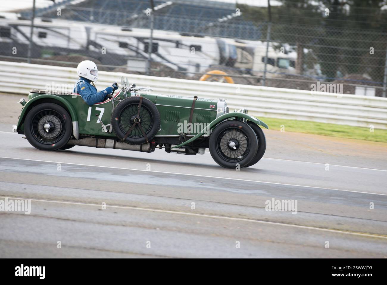 Trophée V.S.C.C. Pomeroy. Les voitures anciennes d'avant-guerre rivalisent avec les voitures plus récentes, Silverstone Grand Prix circuit, Silverstone circuit, Towcester, Northamptonshire, Angleterre, ROYAUME-UNI. 22 février 2025. Les membres du Vintage Sports car Club (V.S.C.C.) qui participent au légendaire Trophée Pomeroy des clubs dans lequel la vitesse et l'agilité des voitures d'avant-guerre sont opposables à celles des voitures plus récentes depuis 100 ans en compétition les unes contre les autres. Les voitures concourent dans une série de tests de conduite habiles, culminant avec un temps de piste de 40 minutes sur le circuit historique du Grand Prix Curcuit. Crédit : Alan Beastall/Alamy Live News Banque D'Images