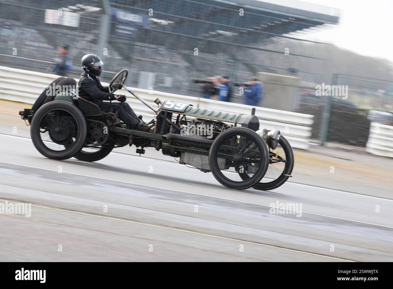 Trophée V.S.C.C. Pomeroy. Les voitures anciennes d'avant-guerre rivalisent avec les voitures plus récentes, Silverstone Grand Prix circuit, Silverstone circuit, Towcester, Northamptonshire, Angleterre, ROYAUME-UNI. 22 février 2025. Les membres du Vintage Sports car Club (V.S.C.C.) qui participent au légendaire Trophée Pomeroy des clubs dans lequel la vitesse et l'agilité des voitures d'avant-guerre sont opposables à celles des voitures plus récentes depuis 100 ans en compétition les unes contre les autres. Les voitures concourent dans une série de tests de conduite habiles, culminant avec un temps de piste de 40 minutes sur le circuit historique du Grand Prix Curcuit. Crédit : Alan Beastall/Alamy Live News Banque D'Images