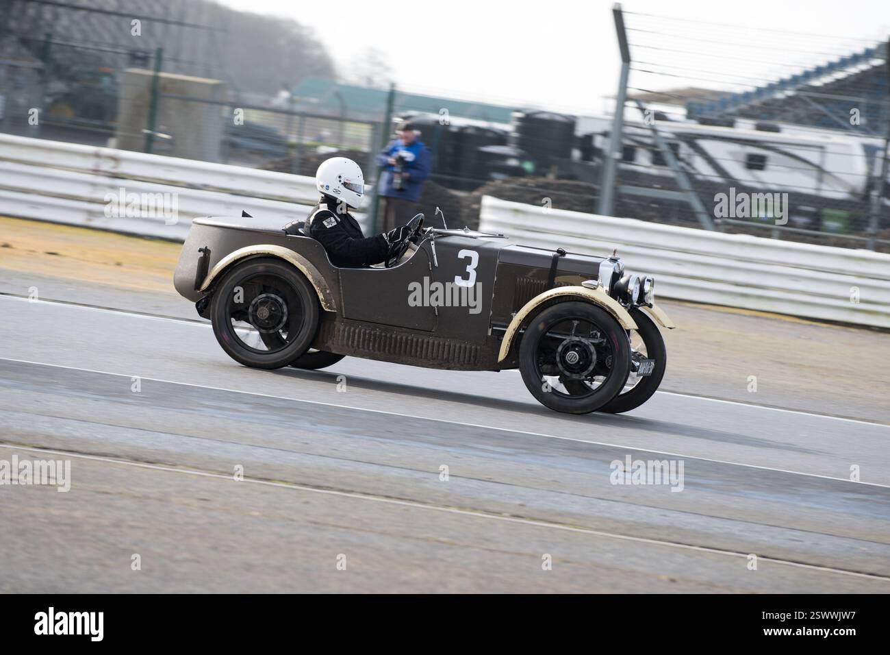 Trophée V.S.C.C. Pomeroy. Les voitures anciennes d'avant-guerre rivalisent avec les voitures plus récentes, Silverstone Grand Prix circuit, Silverstone circuit, Towcester, Northamptonshire, Angleterre, ROYAUME-UNI. 22 février 2025. Les membres du Vintage Sports car Club (V.S.C.C.) qui participent au légendaire Trophée Pomeroy des clubs dans lequel la vitesse et l'agilité des voitures d'avant-guerre sont opposables à celles des voitures plus récentes depuis 100 ans en compétition les unes contre les autres. Les voitures concourent dans une série de tests de conduite habiles, culminant avec un temps de piste de 40 minutes sur le circuit historique du Grand Prix Curcuit. Crédit : Alan Beastall/Alamy Live News Banque D'Images