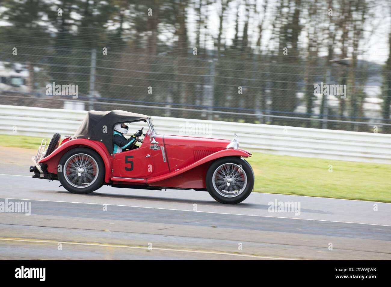 Trophée V.S.C.C. Pomeroy. Les voitures anciennes d'avant-guerre rivalisent avec les voitures plus récentes, Silverstone Grand Prix circuit, Silverstone circuit, Towcester, Northamptonshire, Angleterre, ROYAUME-UNI. 22 février 2025. Les membres du Vintage Sports car Club (V.S.C.C.) qui participent au légendaire Trophée Pomeroy des clubs dans lequel la vitesse et l'agilité des voitures d'avant-guerre sont opposables à celles des voitures plus récentes depuis 100 ans en compétition les unes contre les autres. Les voitures concourent dans une série de tests de conduite habiles, culminant avec un temps de piste de 40 minutes sur le circuit historique du Grand Prix Curcuit. Crédit : Alan Beastall/Alamy Live News Banque D'Images