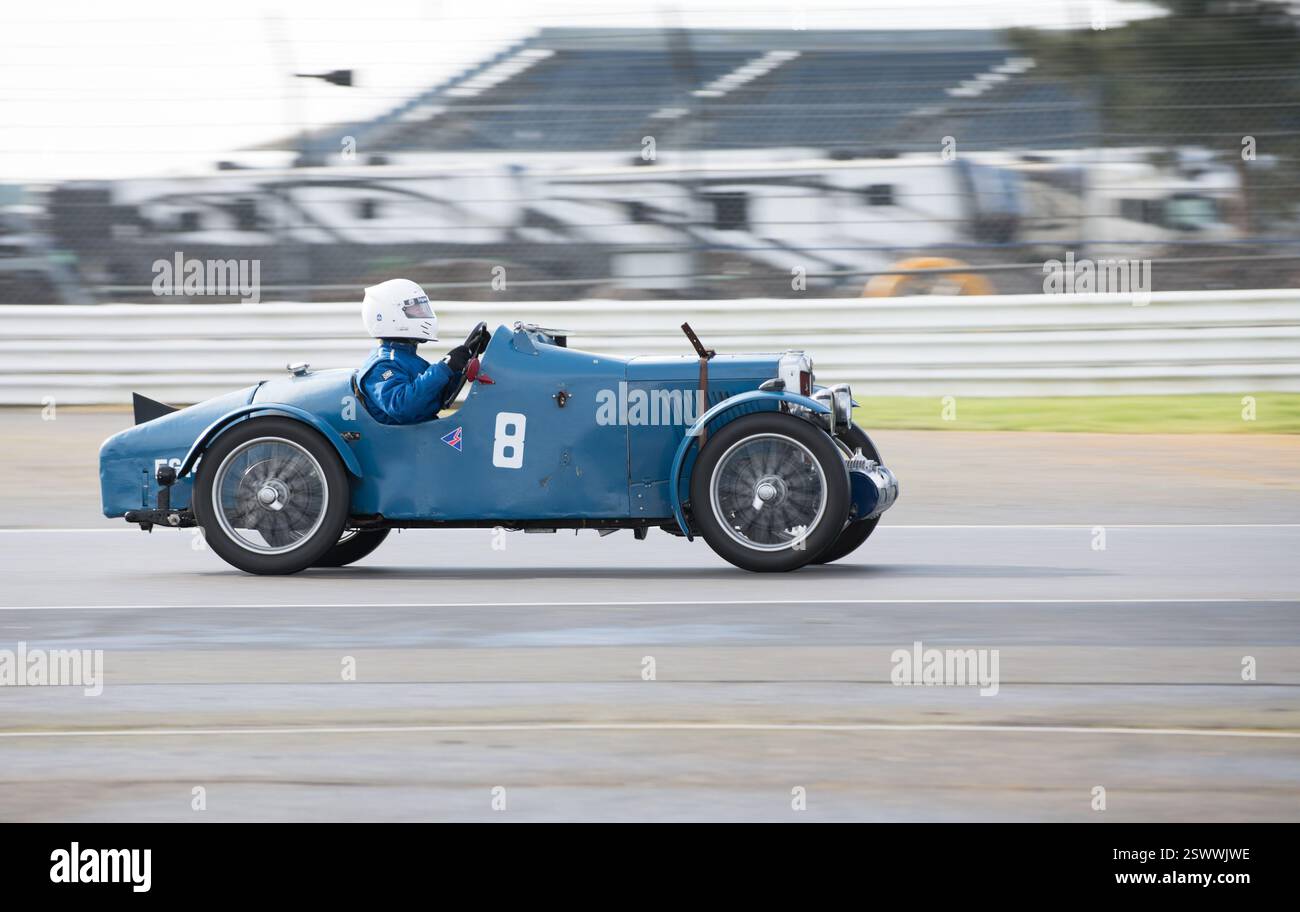 Trophée V.S.C.C. Pomeroy. Les voitures anciennes d'avant-guerre rivalisent avec les voitures plus récentes, Silverstone Grand Prix circuit, Silverstone circuit, Towcester, Northamptonshire, Angleterre, ROYAUME-UNI. 22 février 2025. Les membres du Vintage Sports car Club (V.S.C.C.) qui participent au légendaire Trophée Pomeroy des clubs dans lequel la vitesse et l'agilité des voitures d'avant-guerre sont opposables à celles des voitures plus récentes depuis 100 ans en compétition les unes contre les autres. Les voitures concourent dans une série de tests de conduite habiles, culminant avec un temps de piste de 40 minutes sur le circuit historique du Grand Prix Curcuit. Crédit : Alan Beastall/Alamy Live News Banque D'Images