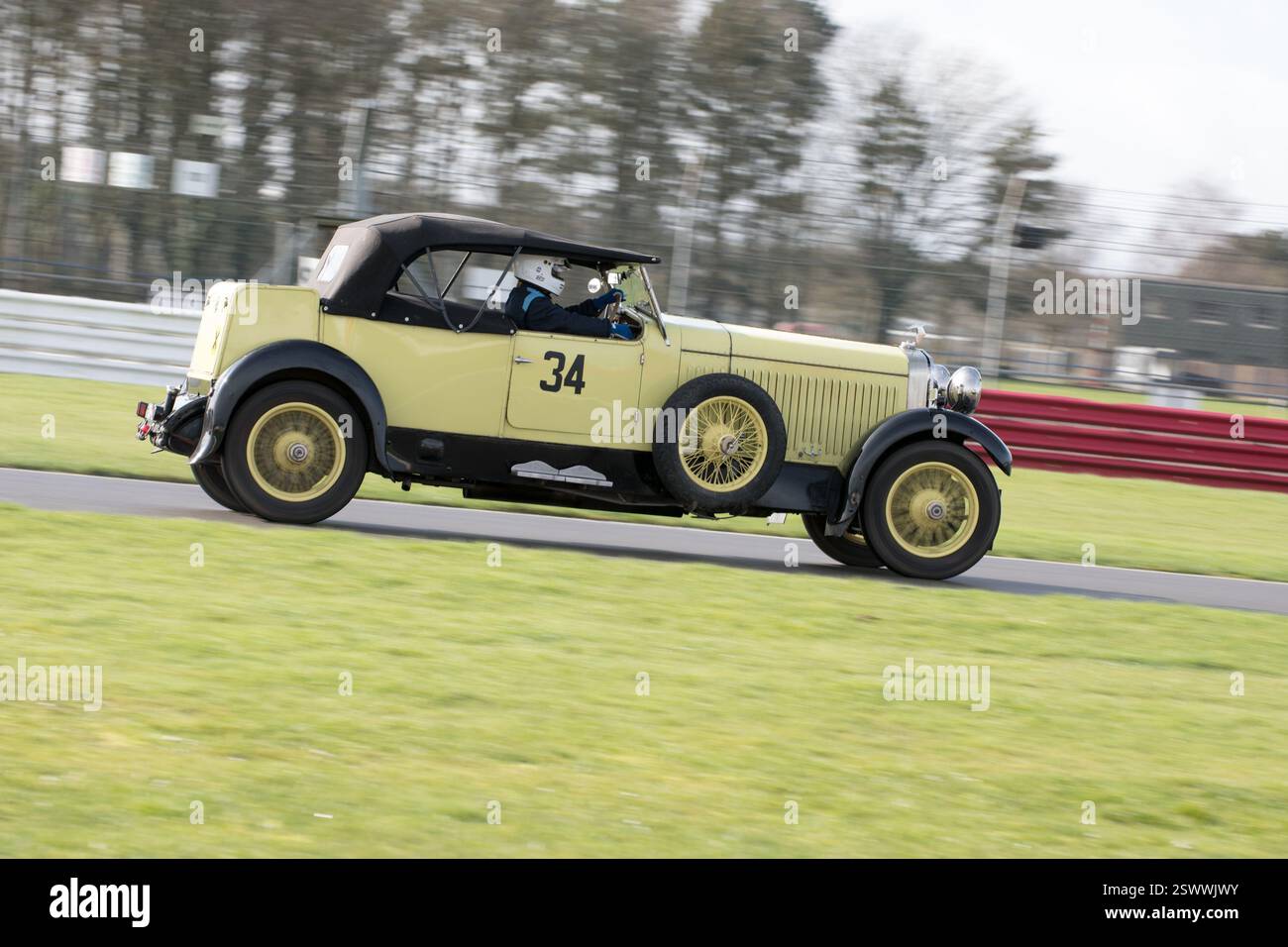 Trophée V.S.C.C. Pomeroy. Les voitures anciennes d'avant-guerre rivalisent avec les voitures plus récentes, Silverstone Grand Prix circuit, Silverstone circuit, Towcester, Northamptonshire, Angleterre, ROYAUME-UNI. 22 février 2025. Les membres du Vintage Sports car Club (V.S.C.C.) qui participent au légendaire Trophée Pomeroy des clubs dans lequel la vitesse et l'agilité des voitures d'avant-guerre sont opposables à celles des voitures plus récentes depuis 100 ans en compétition les unes contre les autres. Les voitures concourent dans une série de tests de conduite habiles, culminant avec un temps de piste de 40 minutes sur le circuit historique du Grand Prix Curcuit. Crédit : Alan Beastall/Alamy Live News Banque D'Images