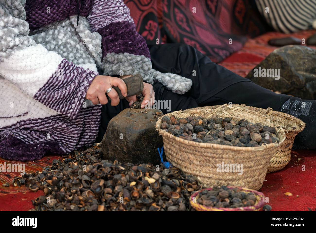 Production traditionnelle d'huile d'argan à Amtsitane, Maroc. Banque D'Images