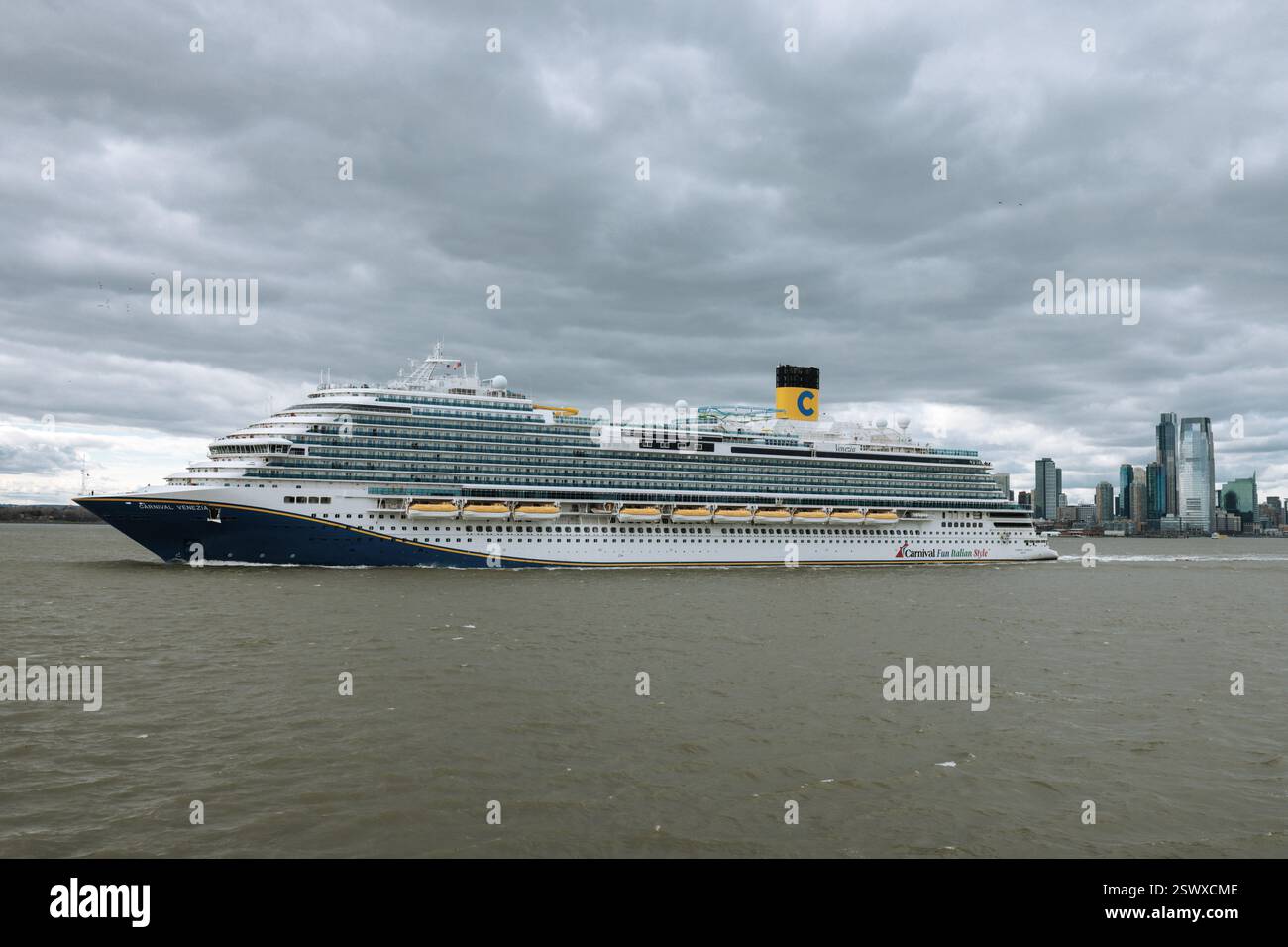 Carnival Venezia Cruise Ship dans le port de New York Banque D'Images