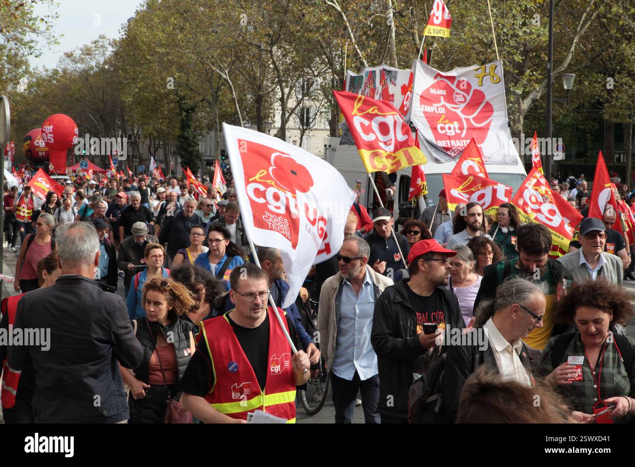 France Paris : foule drapeaux CGT manifestation intersyndicale contre l'austérité 13 octobre 2023 Banque D'Images