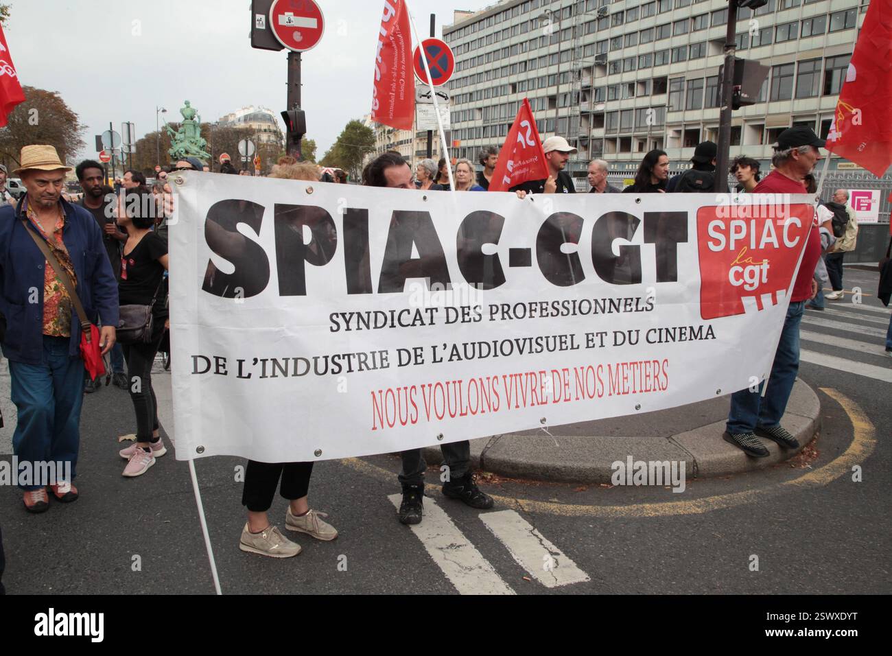 France Paris : SPIAC CGT banderole 'nous voulons vivre de nos metiers' manifestation intersyndicale contre l'austérité 13 octobre 2023 Banque D'Images