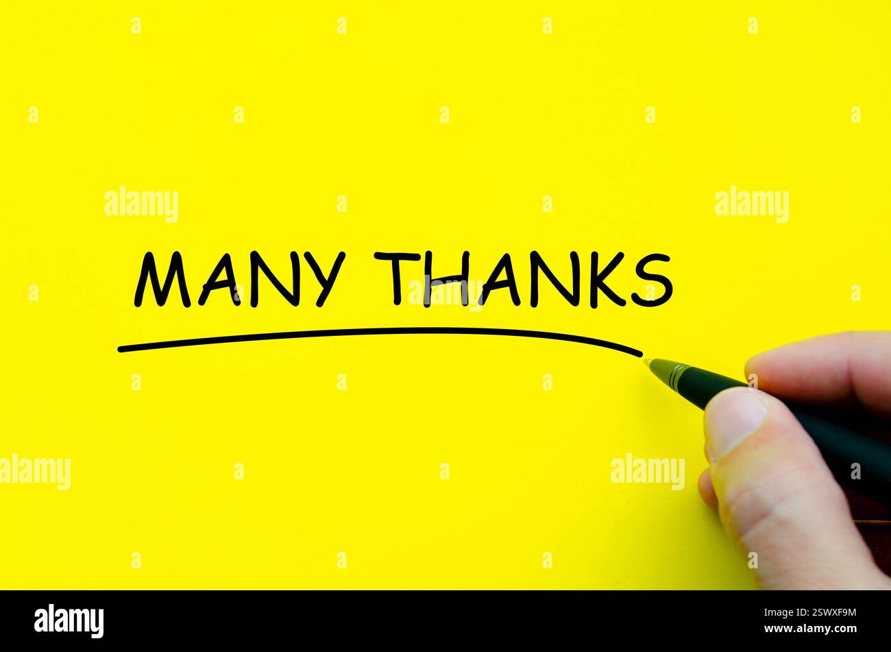 vue-de-dessus-de-la-couverture-jaune-avec-l-ecriture-a-la-main-du-texte-many-thanks-2swxf9m.jpg
